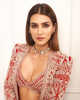 Celeb Style Alert: Filmfare's Best Actress, Kriti Senon Shines In This Gorgeous Red Duster Jacket Ensemble: There's so much to love with this gorgeous ensemble. Photo Credit: www.instagram.com