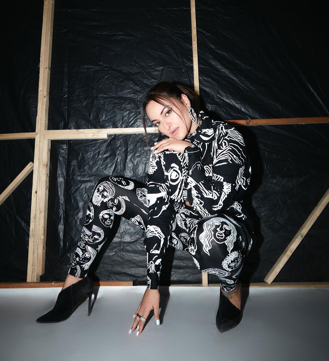 Celebrity Style Alert: Sonakshi Sinha Is Fearless With Her Artistic Ensemble: Beautiful South Asian inspired stencilling gives her look an added edge. Photo Credit: www.instagram.com/aslisona