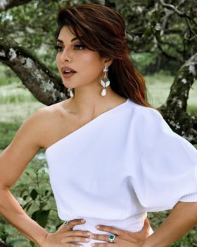 Celeb Beauty Alert: Jacqueline Fernandez Gives Us Fall Fees With Her 90s Lips