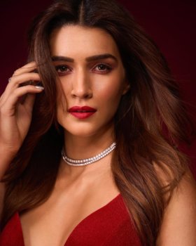 Celeb Beauty Alert: Kriti Sanon Breaks The Beige Trend With The Perfect Red Lip: Kriti Sanon. Photo Credit: www.instagram.com/kritisanon