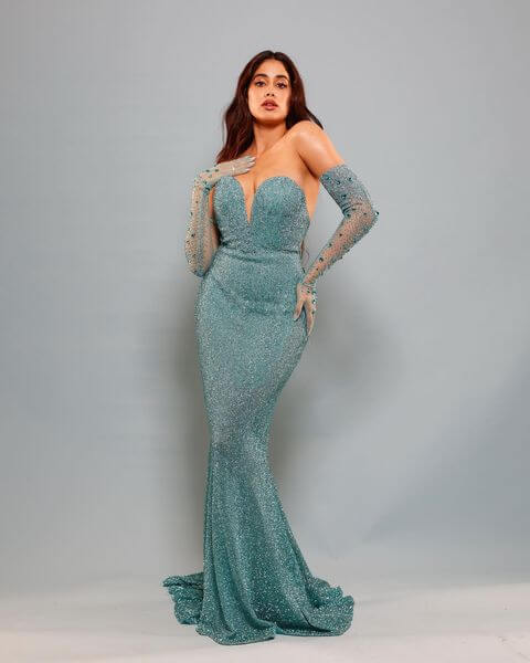 Janhvi Kapoor Is An Sculptural Vision In This Stunning Gown 