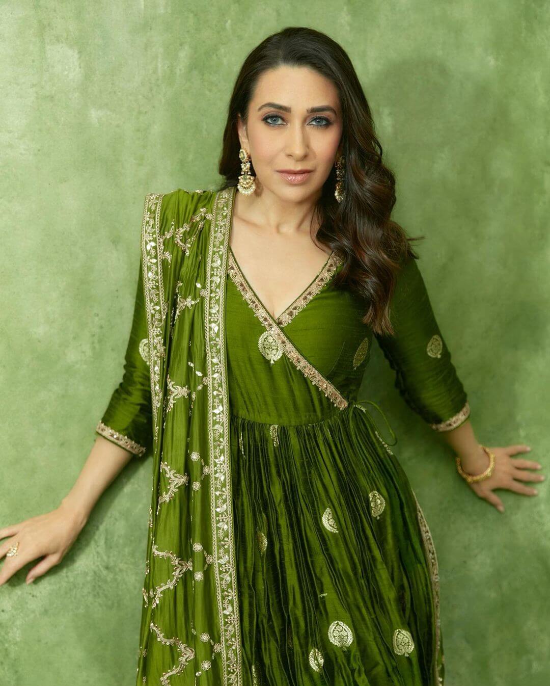 Karisma Kapoor Gives Us 90s Vibes In This Stunning Lehenga: Karisma Kapoor. Photo Credit: www.instagram.com