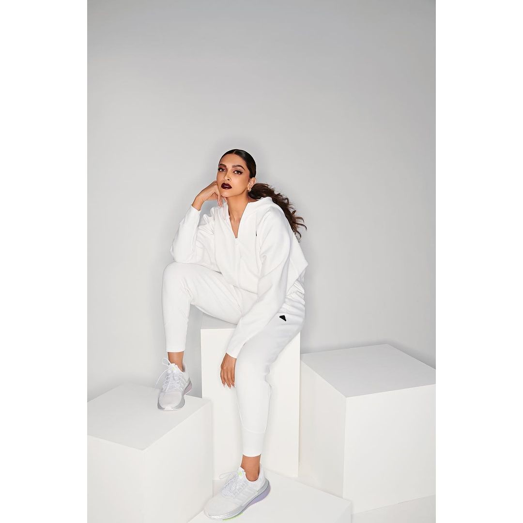 Tips On How To Wear The Hot Monochromatic Look: Lounging in style in a cozy and sleek white set.