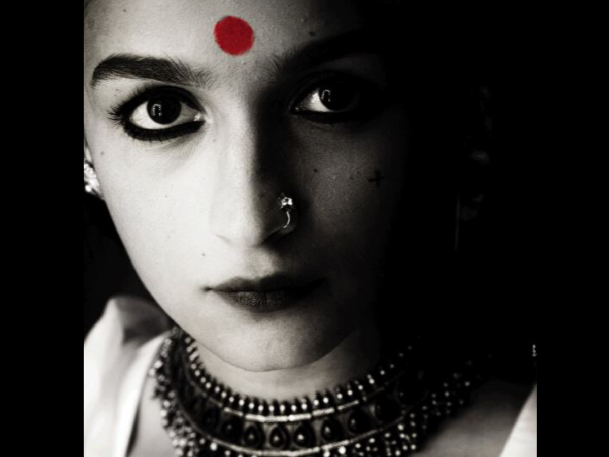 Check Out The Trailer Of Alia Bhatt's Highly Anticipated Film "Gungubai Kathiawadi": One of the teaser promo shots of the film. Photo Credit: www.mumbaimirror.indiatimes.com
