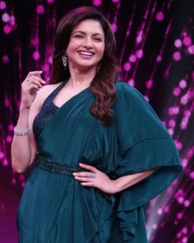 Celeb Style Alert: Bhagyashree Brings The 90s Vibe Back With Her Sultry Sari:: Bhagyashree shines bright like an emerald. Photo Credit: www.instagram.com