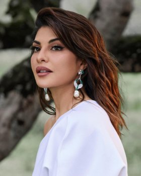 Celeb Beauty Alert: Jacqueline Fernandez Gives Us Fall Fees With Her 90s Lips: Jacqueline Fernandez. Photo Credit: www.instagram.com