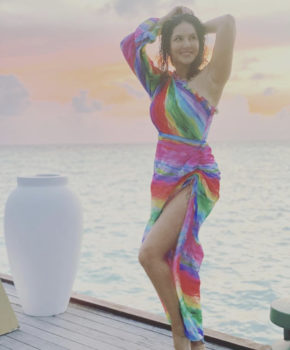 Celeb Style Alert: Sunny Leone's Beach Vacay Vibes. Photo Credit: www.instagram.com