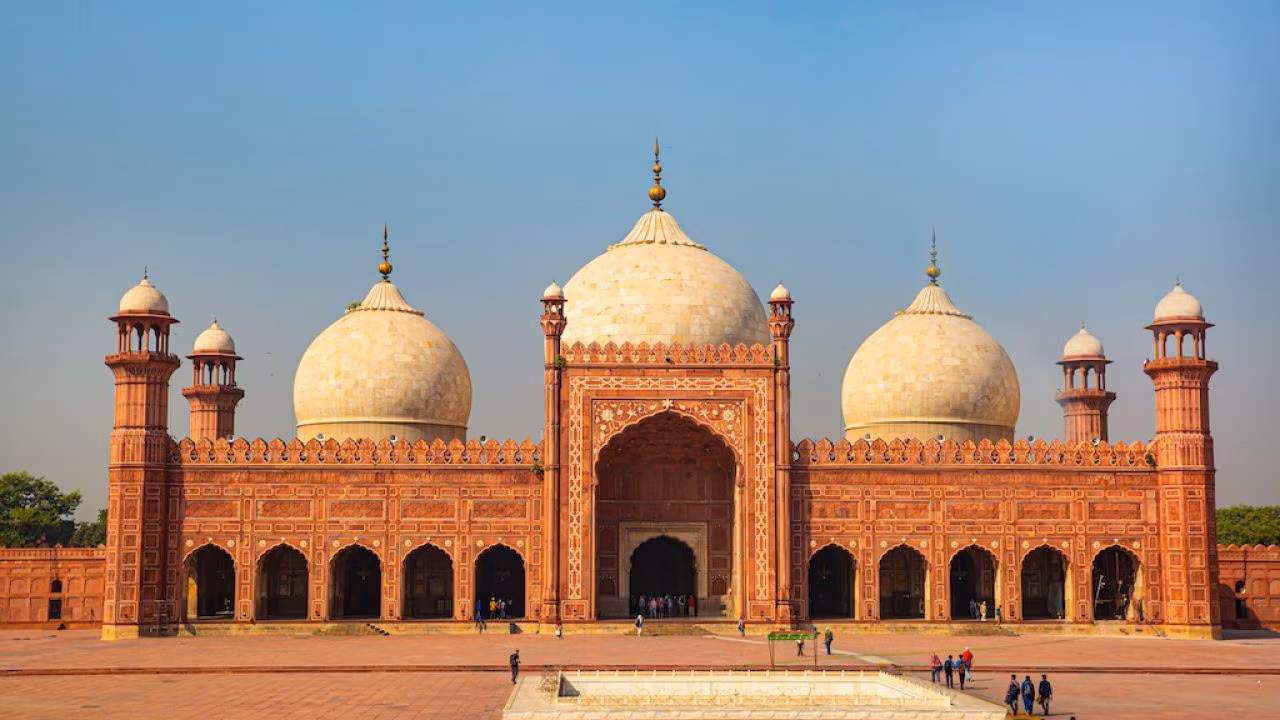 Beyond the Taj Mahal: 8 South Asian Places That Feel Like Walking Through History | Lahore’s Badshahi Mosque
