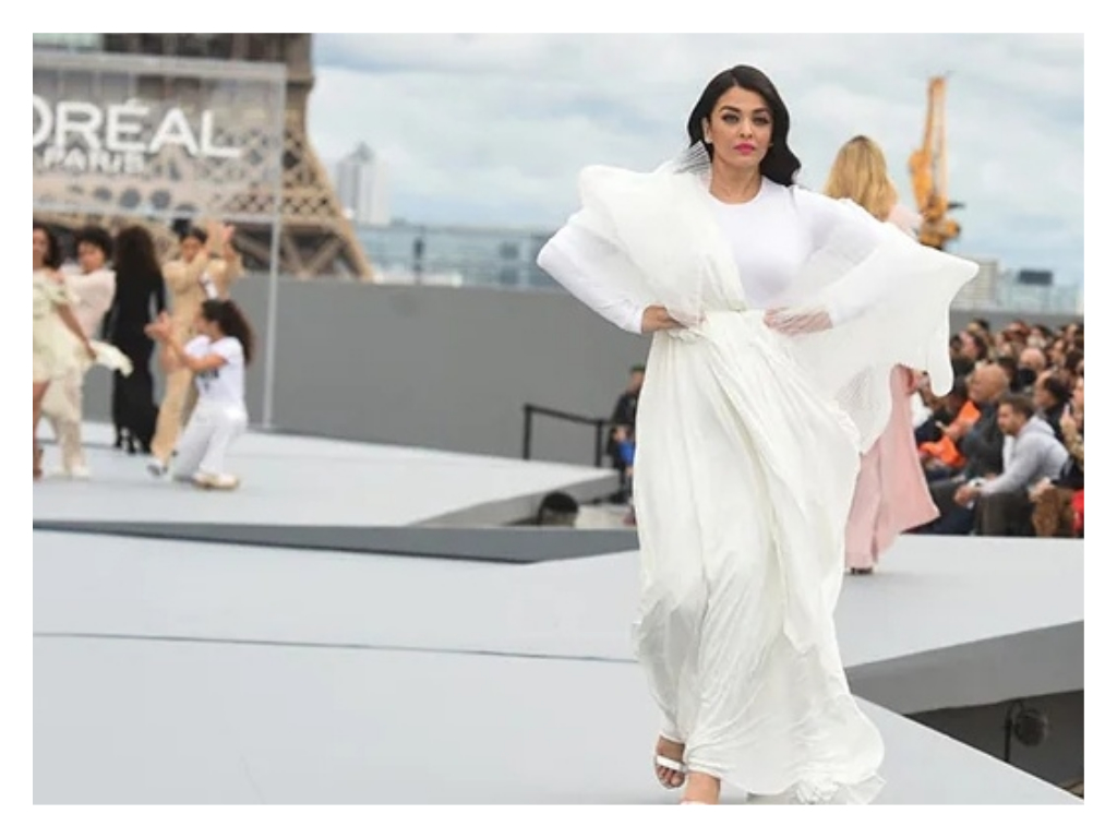 Aishwarya Rai Bachchan Stuns At Paris Fashion Week