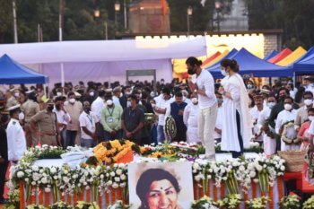 Lata Mangeshkar (1929-2022):  Celebs Pay Tribute To India’s “Nightingale Of Bollywood”: Lata's sister, Asha Bhosle seen next to her sister. Photo Credit: www.outlookindia.com