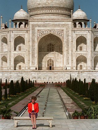 Princess Diana in front of Taj Mahal, India.